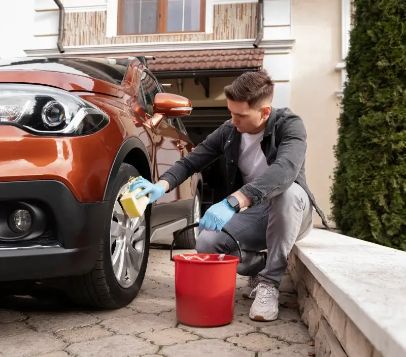 Lavage auto à domicile Champagné-le-Sec : professionnel intervenant sur un véhicule